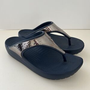 Crocs Sloane Womens Hammered Metallic Platform Flip Flops Sandals Blue Size 8